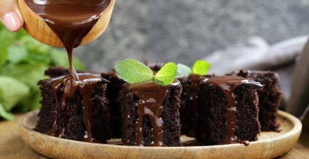 Bolo brownie crocante com cobertura de chocolate